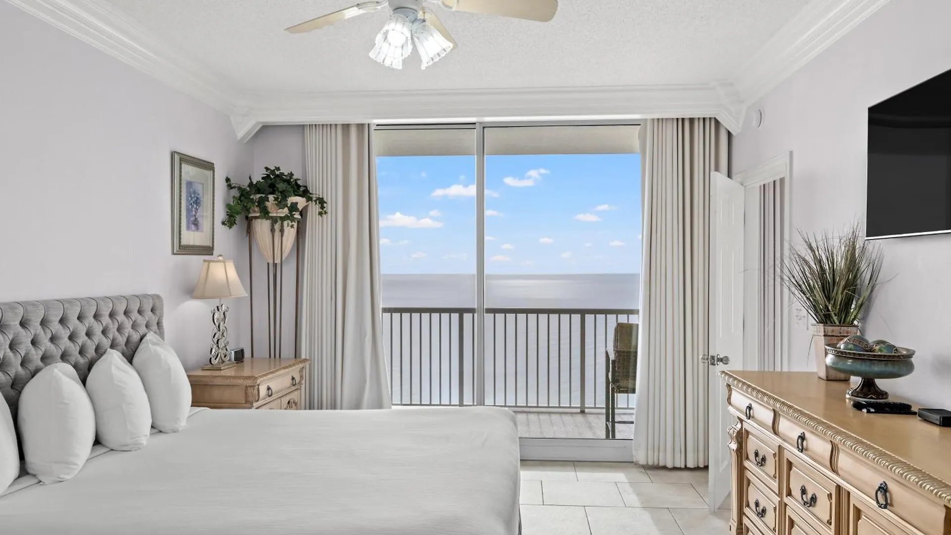 Official Majestic Beach Resort - Over 60 Units - All Ocean Front, Panama City Beach, Fl 4*,  United States